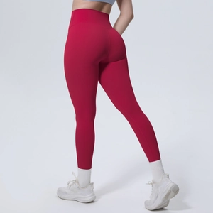 Detailansicht der roten High Waist Yoga-Leggings mit nahtlosem Push-Up Effekt am Gesäß