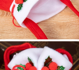 Détail du sac cadeau de Noël en feutre rouge avec feuille pailletée et décor pompon
