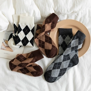 Women's British Style Argyle Mid-Calf Socks Combed Cotton Diamond Lattice Pattern Preppy Fashion Crew Socks All Seasons