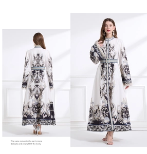 Vue double de robe longue baroque à col montant et ceinture à imprimé fleuri