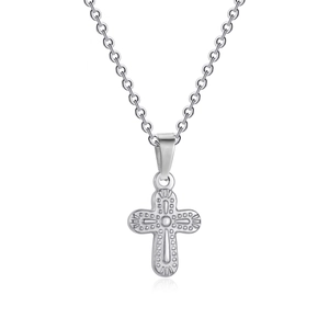 Collier croix en acier inoxydable argenté avec motifs gaufrés sur fond blanc poli