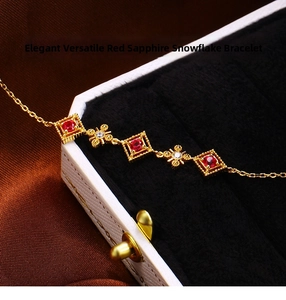 Details eines Vintage-Armbands aus Sterlingsilber mit rotem Korund und Schneeflocken