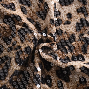 Gros plan sur les paillettes léopard et la texture du tissu dentelle du haut court