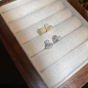 Elegant heart-shaped stud earrings with pearls and crystals in gold and silver finish