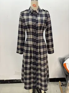 Dettaglio di abito a camicia a quadri classico con colletto e chiusura a bottoni