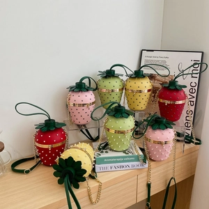 Sacs seaux uniques en forme de fraise avec perles, rivets et bandoulières dorées