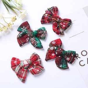 Quatre nœuds de Noël à carreaux avec flocons de neige pour les cheveux des filles