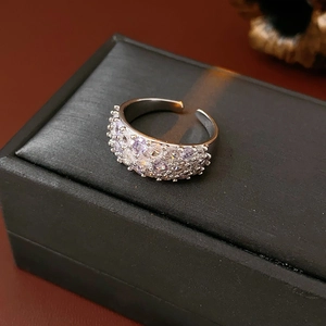 Makroaufnahme eines versilberten Zirkonia-Rings auf einer schwarzen Leder-Schmuckschatulle
