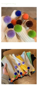 Dettaglio di guanti in maglia con pompon colorati e calda consistenza spessa