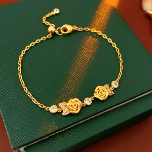 Détail d'un bracelet rose plaqué or 18 carats avec zircone sur un coffret à bijoux vert