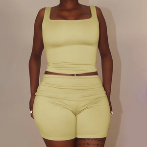 Ensemble 2 pièces femme avec débardeur col carré vert clair et short moulant assorti