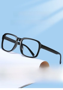 Vue latérale d'une monture de lunettes carrée noire en acétate au fini poli