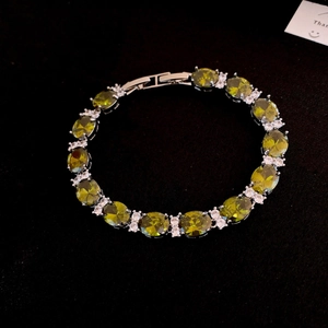 Vue détaillée du bracelet en zircon vert olive avec base argentée et fermoir sécurisé