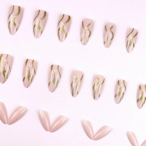Unghie finte a mandorla classiche con base rosa nudo e motivi a onde dorate glitter