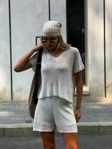 Ensemble d'été en tricot blanc pour femme avec haut à col en V ajouré et short assorti