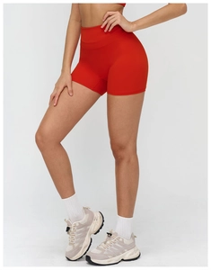 Détail du short de yoga rouge sans couture à taille haute montrant le tissu extensible ajusté