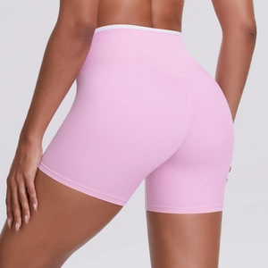Gros plan d'un short de yoga rose à taille haute montrant l'effet gainant et galbant