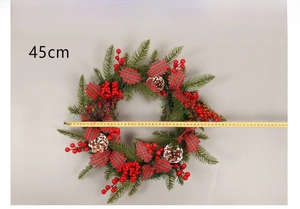 Détail d'une couronne de Noël de 45cm avec baies rouges, pommes de pin et nœud à carreaux