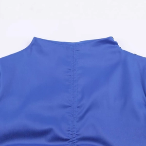 Blaue Satin-Plissee-Bluse mit elegantem Stehkragen und schwarzen Zierknöpfen an der Schulter