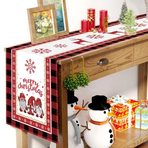 Chemin de table de Noël avec gnomes et carreaux rouges et noirs pour décor de fête