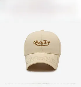 Détail de la broderie Karyon marron sur casquette de baseball beige avec visière surpiquée