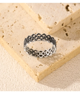 Detailed view of S925 sterling silver lace ring with hollow braided texture on stone