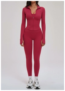Détail d'un ensemble de yoga rouge baie avec veste à col montant et legging taille haute