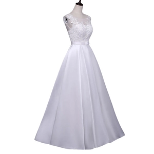 Elegantes A-Linien-Brautkleid aus weißer Spitze und Satin mit Rundhals und Schleifengürtel