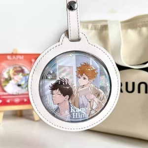 Detail van witte PU-lederen katvormige ita-tas hanger met transparant venster en anime kaart