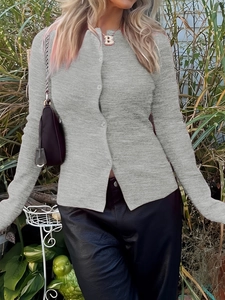 Gros plan du cardigan gris en maille pour femme avec manches longues et boutons