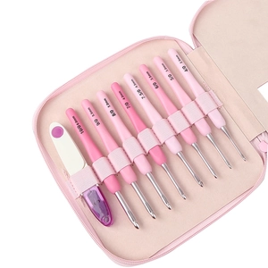 8-piece set of ergonomic gradient pink crochet hooks with PU case and scissors