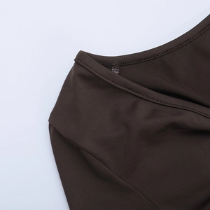 Détail du tissu en maille extensible et de l'encolure à couture plate fine en marron foncé