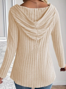 Vista dettagliata della trama a coste beige e del cappuccio di questo top in maglia morbida