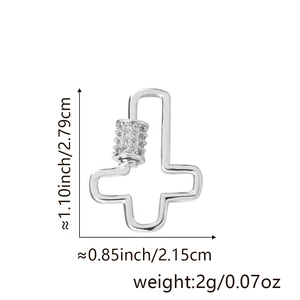 Dettaglio chiusura a croce con pavé cz dimensioni 2,79x2,15 cm e peso di 2 g
