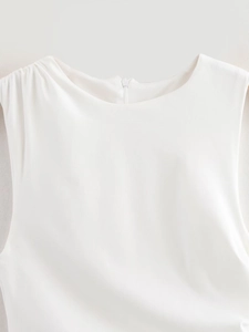 Detail eines weißen ärmellosen Satin-Kleides mit Rundhalsausschnitt und verdecktem Reißverschluss