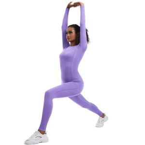 Dettaglio del set yoga viola senza cuciture con tessuto elastico e texture mesh