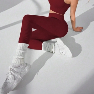 Détail du legging de yoga sans couture bordeaux à taille haute avec texture côtelée
