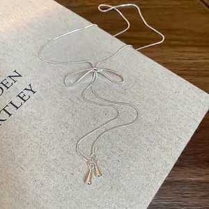 Collier élégant avec nœud en argent, chaîne serpent et pendentifs en forme de goutte d'eau