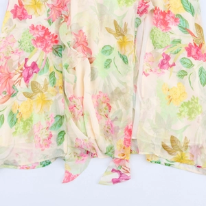 Robe longue en mousseline à fleurs avec volants et design sans manches à col en V