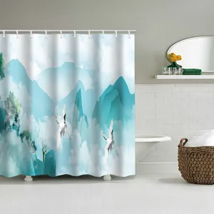 Detailansicht Duschvorhang mit Berglandschaft und eleganten fliegenden Kranichen im Bad