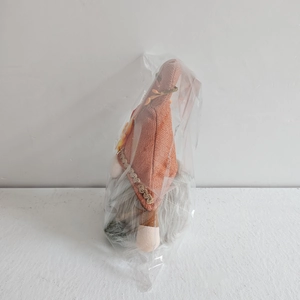Detail eines leuchtenden Thanksgiving-Zwergs mit Ahornblatt-Hut in transparenter Verpackung