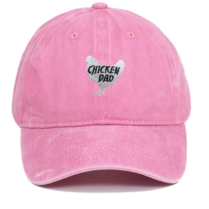 Détail de la casquette rose en coton délavé avec motif Chicken Dad brodé