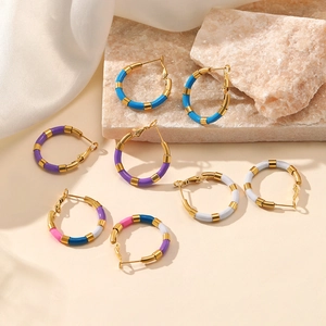 Boucles d'oreilles créoles en émail coloré avec placage or 18 carats style minimaliste chic
