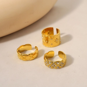 Anelli vintage placcati oro con motivo trapuntato e design a stella traforata