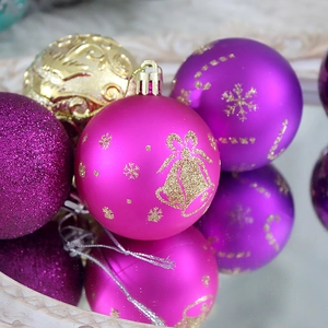 Weihnachtskugel-Set in Rosa, Lila und Gold mit Schneeflocken- und Glockenmustern