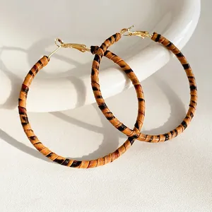 Boucles d'oreilles créoles rétro en cuir imprimé léopard avec grands cercles dorés