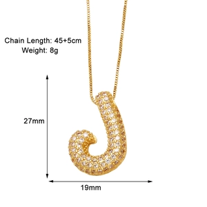 Détail du collier avec pendentif lettre J dorée orné de zircons blancs sertis en micro-pavé