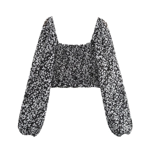 Dettaglio del crop top in chiffon floreale con scollo quadrato e maniche a sbuffo