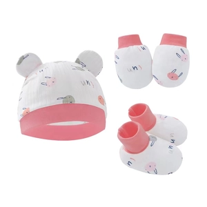 Dettaglio del set neonato in cotone con cappello, muffole e scarpine e motivi di coniglio