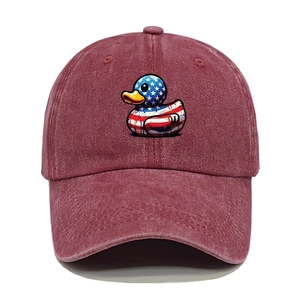 Détail de la casquette bordeaux délavée vintage avec écusson canard aux motifs étoilés
